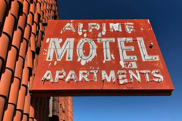 El letrero afuera de los apartamentos del Motel Alpine fotografiado el 9 de enero de 2020, en L ...