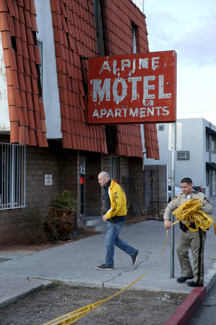 La policía de Las Vegas retira la cinta de la escena del crimen en los apartamentos del Motel ...