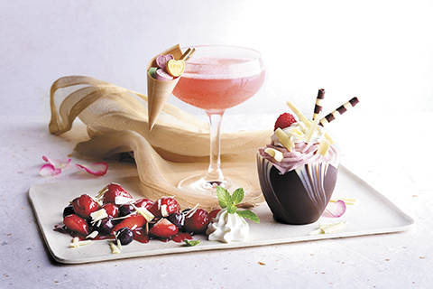 El Love Candy cocktail y mousse de chocolate blanco con frambuesas en Morton's. (Landry's)
