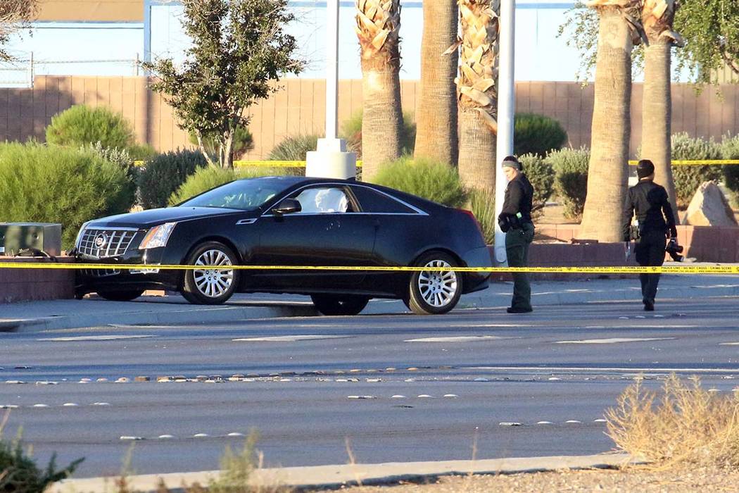 La policía investiga un homicidio después de que una mujer fuera encontrada muerta a tiros en ...