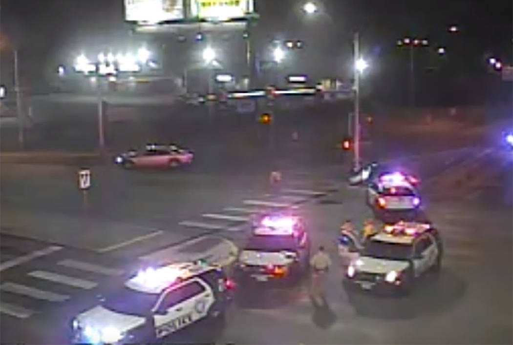 La policía de Las Vegas bloquea el Boulevard Charleston después de un accidente el miércoles ...