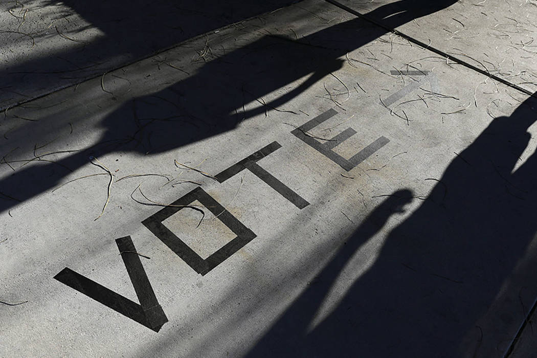 Los votantes se dirigen a las urnas en Enterprise Library en Las Vegas en noviembre de 2018. (A ...