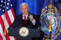 El vicepresidente Mike Pence habla en un mitin de la campaña Cops for Trump, el lunes 10 de fe ...