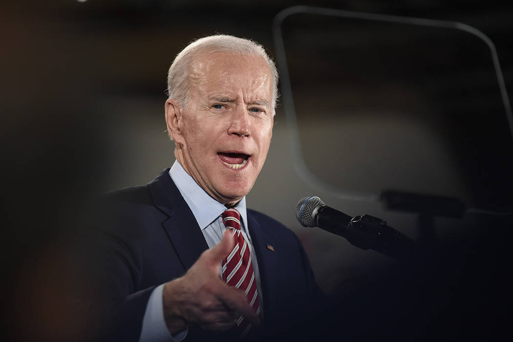 El contendiente presidencial demócrata, Joe Biden, habla con sus partidarios en un mitin elect ...
