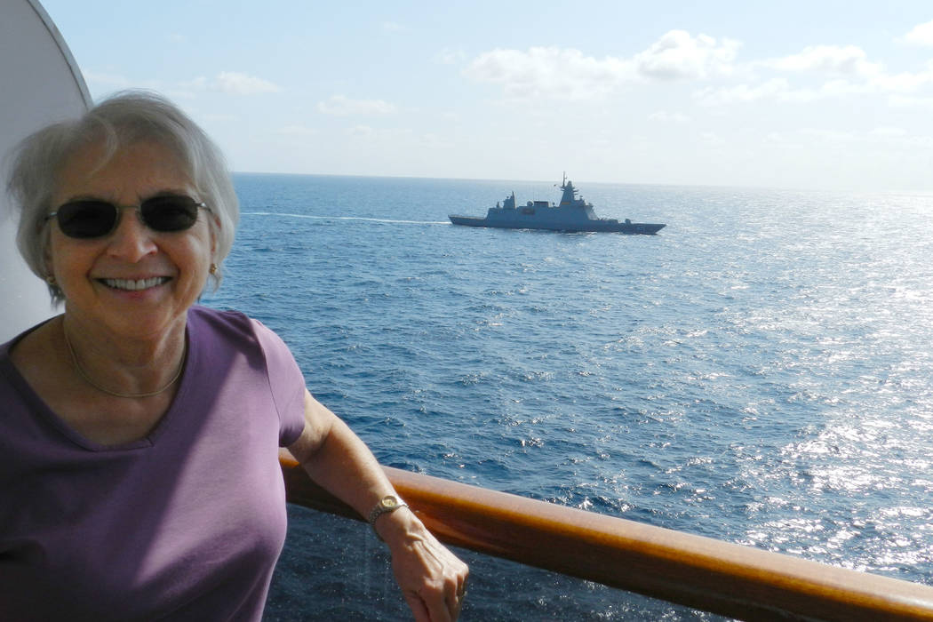 La residente de Henderson, Paulette Schaeffer, es fotografiada en el MS Westerdam. El barco fue ...