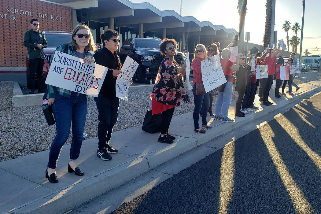 Un grupo de maestros suplentes del Distrito Escolar del Condado Clark protestan antes de la reu ...