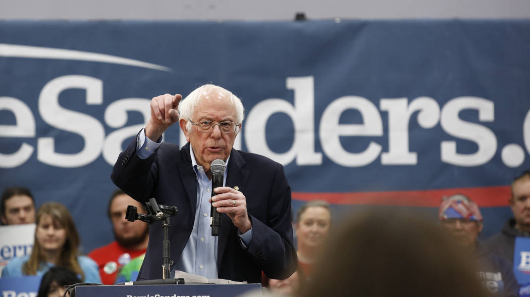 El candidato presidencial demócrata, Bernie Sanders, habla en un evento de campaña en Carson ...