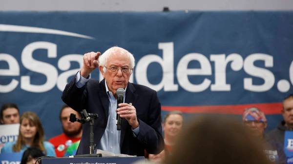 El candidato presidencial demócrata, Bernie Sanders, habla en un evento de campaña en Carson ...