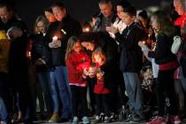 Docenas de padres y estudiantes sostienen velas durante un velorio en la Academia Somerset de N ...