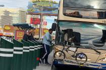 La gente se sube a un autobús en el Boulevard de Las Vegas cerca de la Avenida Sahara. (Mick A ...