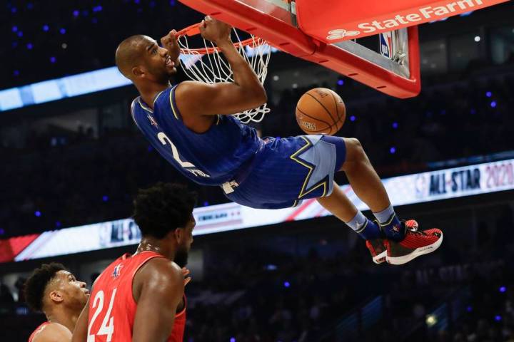 Chris Paul de los Oklahoma City Thunder, encesta durante la primera mitad del partido de balonc ...