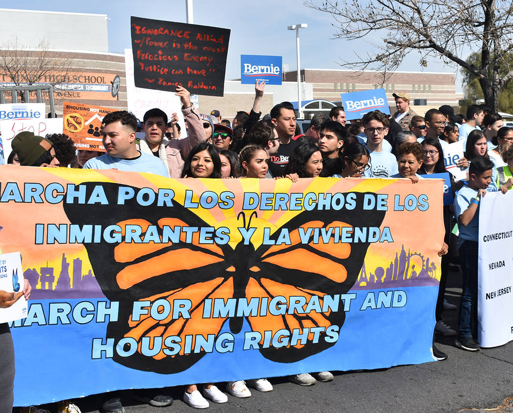 La “Marcha por los derechos inmigrantes y la vivienda” contó con la participación de cien ...