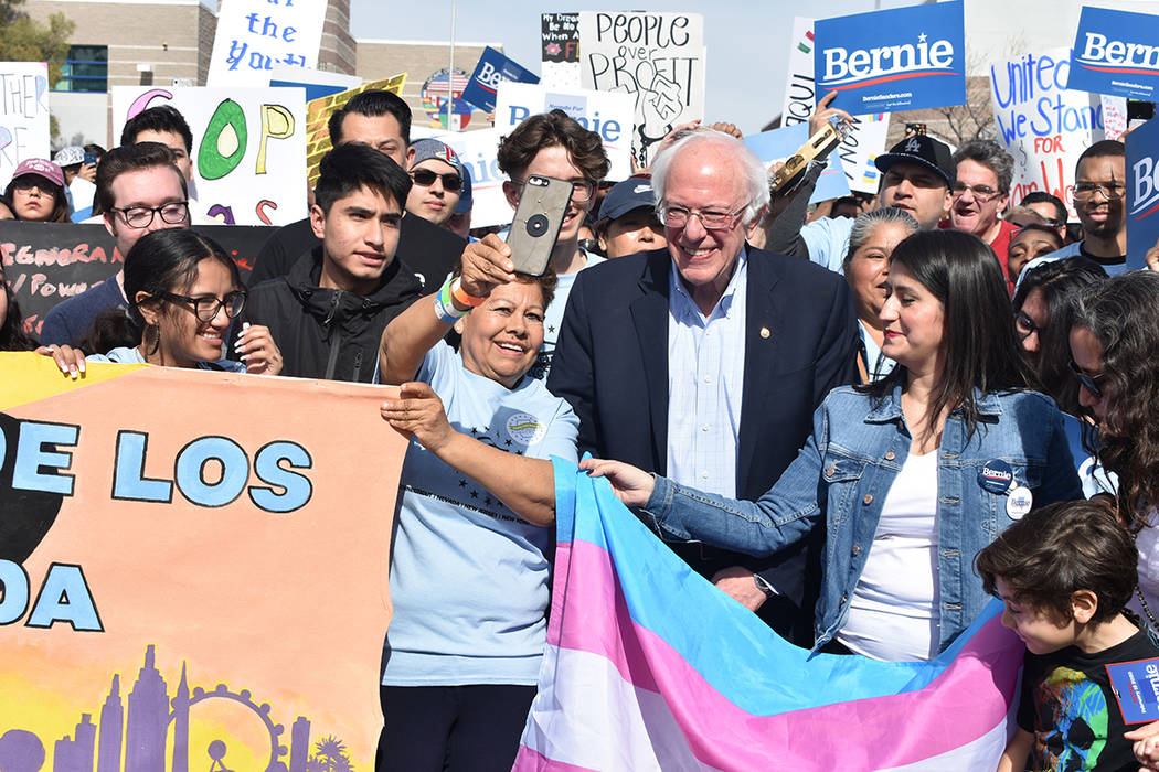 El senador por Vermont, Bernie Sanders, se sumó a la “Marcha por los derechos inmigrantes y ...