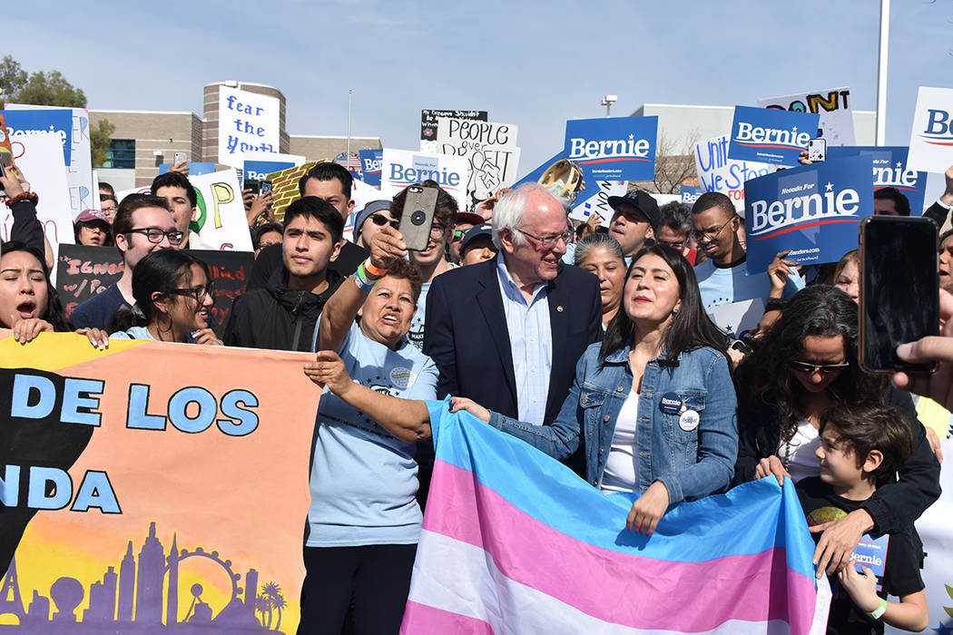 El senador por Vermont, Bernie Sanders, se sumó a la “Marcha por los derechos inmigrantes y ...