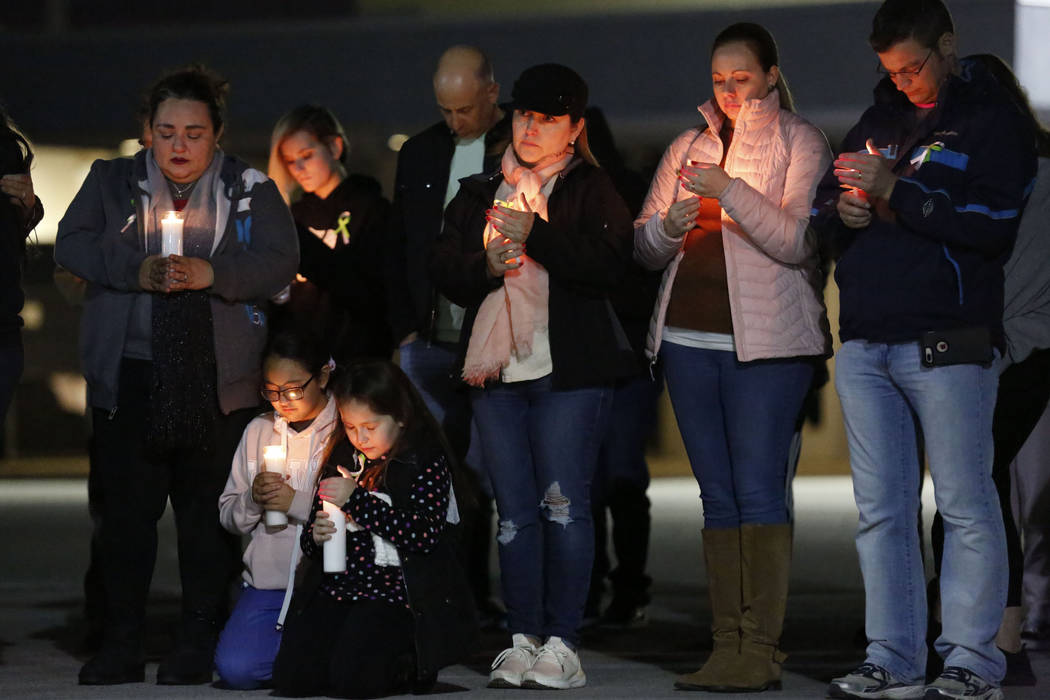 Docenas de padres y estudiantes sostienen velas durante un velorio en la Academia Somerset de N ...