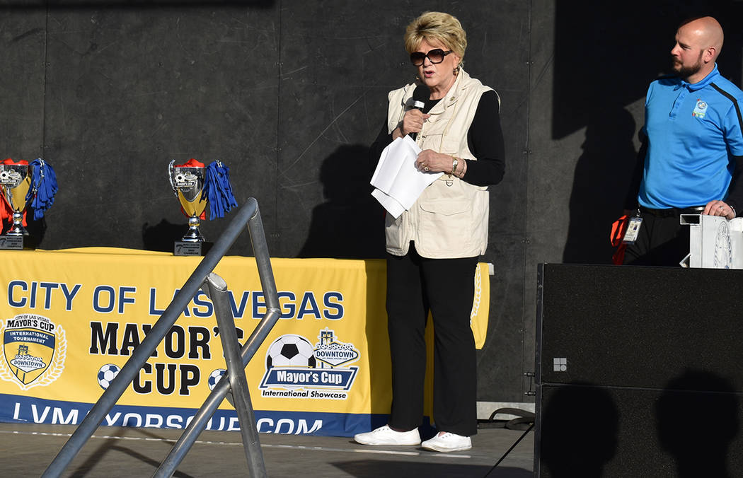 La alcaldesa de Las Vegas, Carolyn Goodman, se encargó de entregar los trofeos y medallas a lo ...