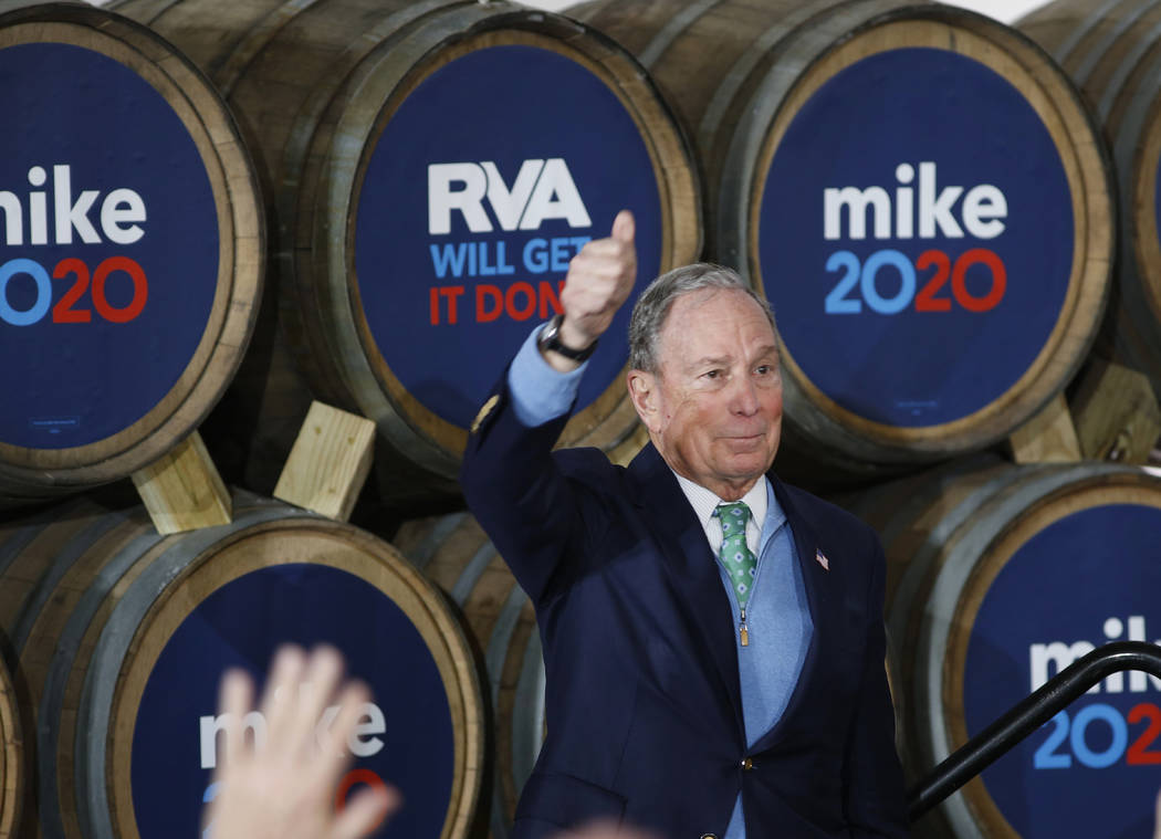 El candidato presidencial demócrata, Mike Bloomberg, levanta el pulgar después de hablar dura ...