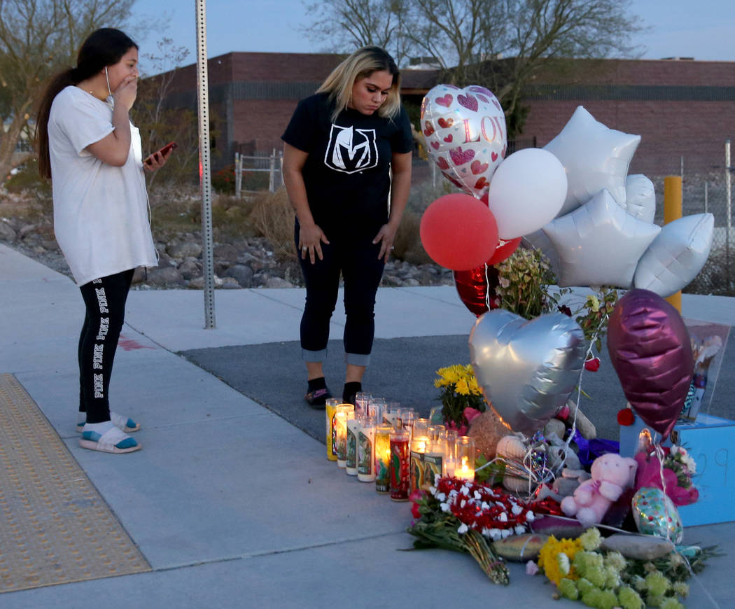 Melany Romero, de 11 años, compañera de un niño de 12 años que murió el viernes tras ser a ...