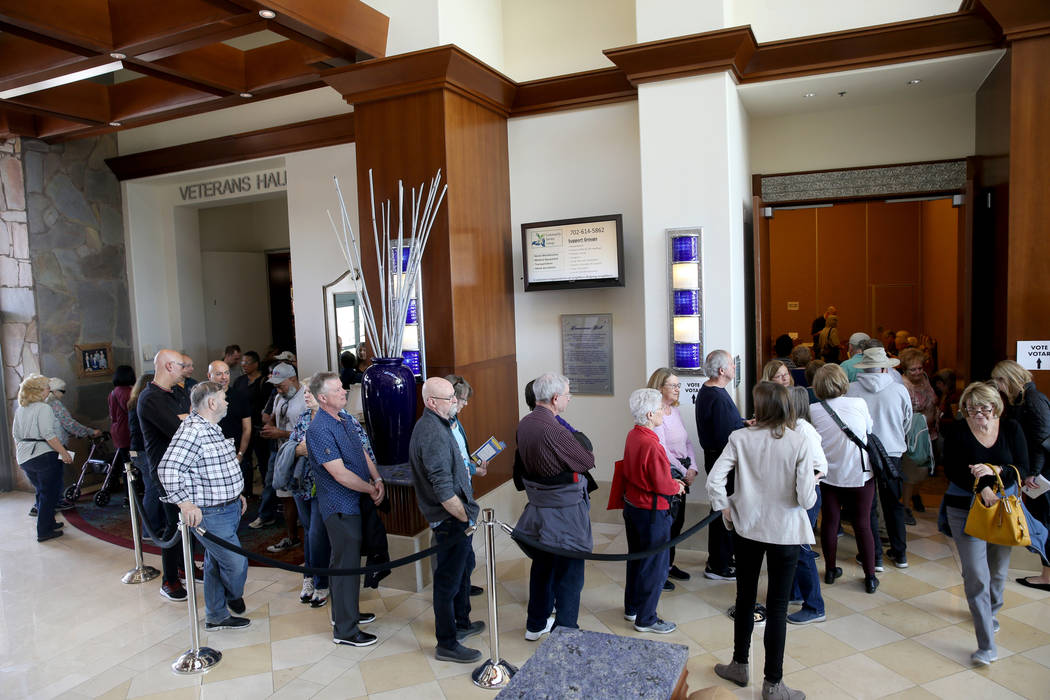 La gente hace fila para la votación anticipada en las asambleas demócratas de Nevada en el An ...