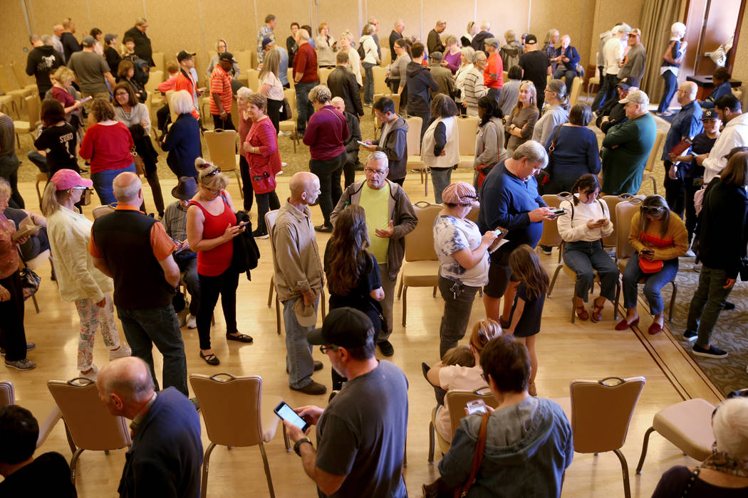 La gente hace fila para la votación anticipada en las asambleas demócratas de Nevada en el An ...