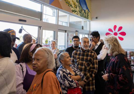 La representante Dina Titus, demócrata por Nevada, saluda a la gente mientras esperan en líne ...
