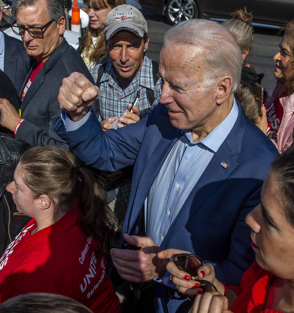El candidato presidencial demócrata, el ex vicepresidente Joe Biden, muestra su apoyo a los tr ...