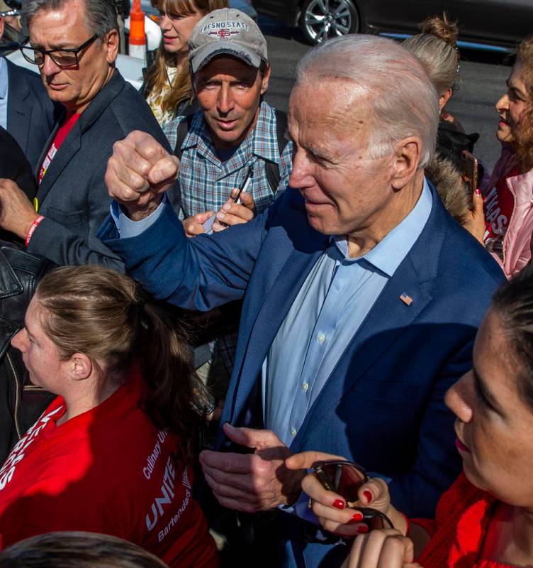 El candidato presidencial demócrata, el ex vicepresidente Joe Biden, muestra su apoyo a los tr ...