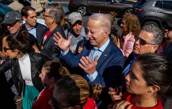 El candidato presidencial demócrata, el ex vicepresidente Joe Biden, saluda a los trabajadores ...