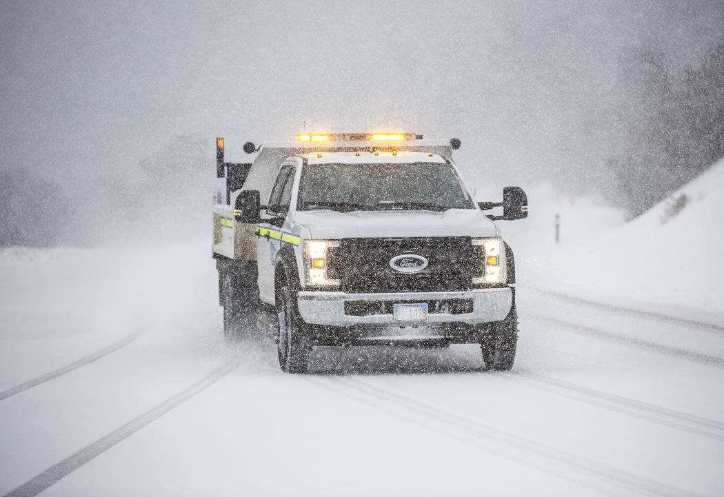 Un vehículo del Departamento de Transporte de Nevada conduce en la nieve en Mount Charleston e ...