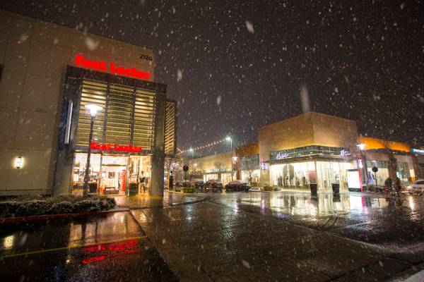 La nieve cae en el centro de Summerlin en Las Vegas el miércoles, 20 de febrero de 2019. (Chas ...