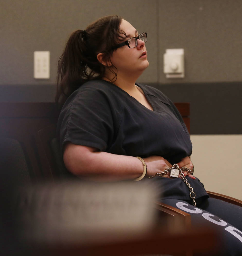 Cassie Smith se sienta después de haber sido sentenciada por la muerte de su hijo de tres año ...