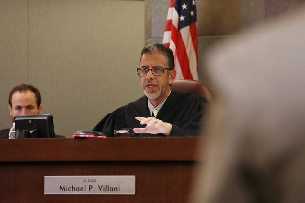 El Juez Michael Villani habla con el defensor público especial Clark Patrick durante la senten ...