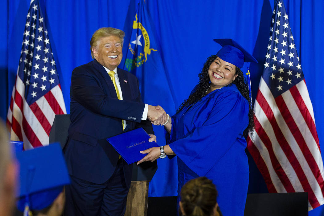 El presidente Donald Trump entrega diplomas durante la ceremonia de graduación de los particip ...