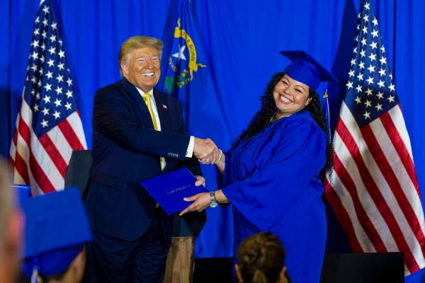 El presidente Donald Trump entrega diplomas durante la ceremonia de graduación de los particip ...