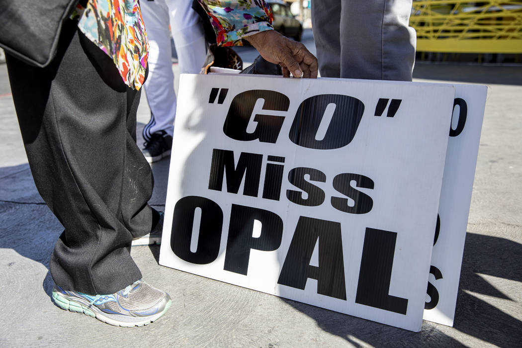 Opal Lee, de 93 años, de Fort Worth, Texas, consigue apoyo del público con estos carteles en ...