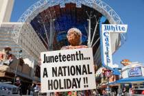 Opal Lee, de 93 años, de Fort Worth, Texas, camina por la Fremont Street Experience como parte ...