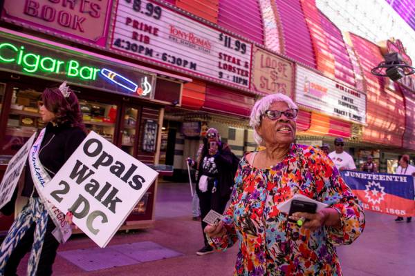 Opal Lee, de 93 años, de Fort Worth, Texas, camina por la Fremont Street Experience como parte ...