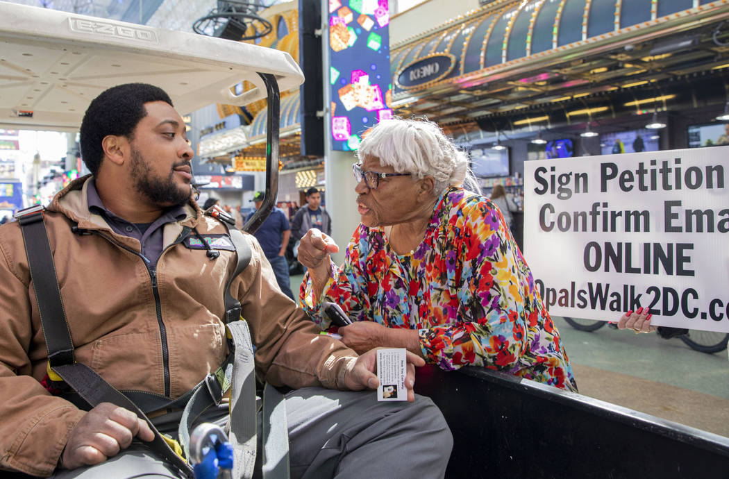 Opal Lee, de 93 años, de Fort Worth, Texas, habla con Shamar Henderson, de Las Vegas, mientras ...