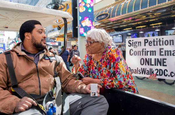 Opal Lee, de 93 años, de Fort Worth, Texas, habla con Shamar Henderson, de Las Vegas, mientras ...