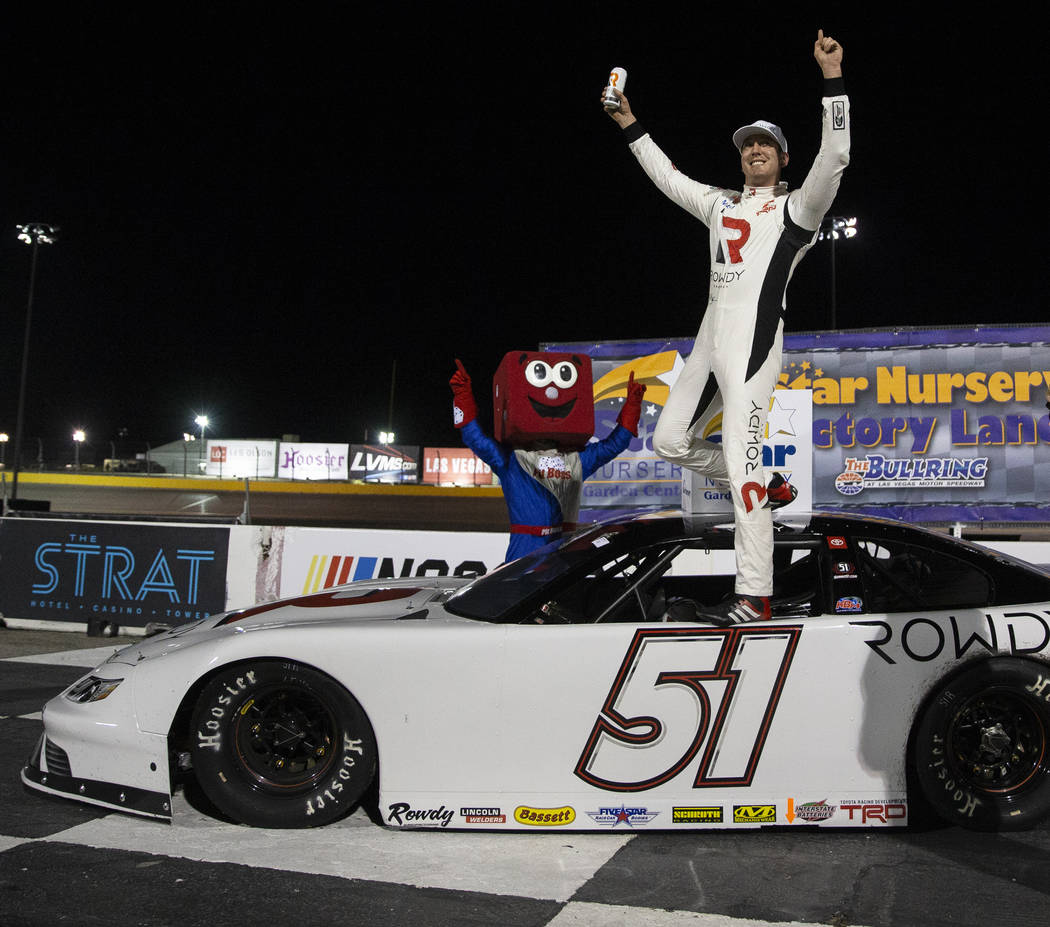 La estrella de la NASCAR, Kyle Busch, celebra después de ganar la carrera Star Nursery 100 Sup ...