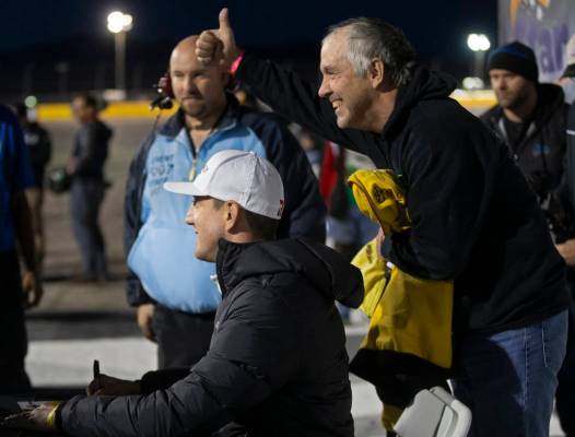 Lee McCreary, derecha, se toma una foto con la estrella de la NASCAR, Kyle Busch, antes del com ...