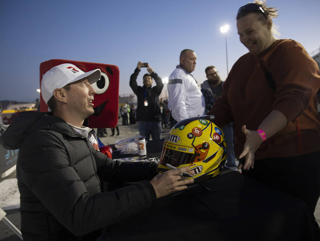 Sondra Peterson, derecha, recibe su casco firmado por la estrella de la NASCAR, Kyle Busch, ant ...