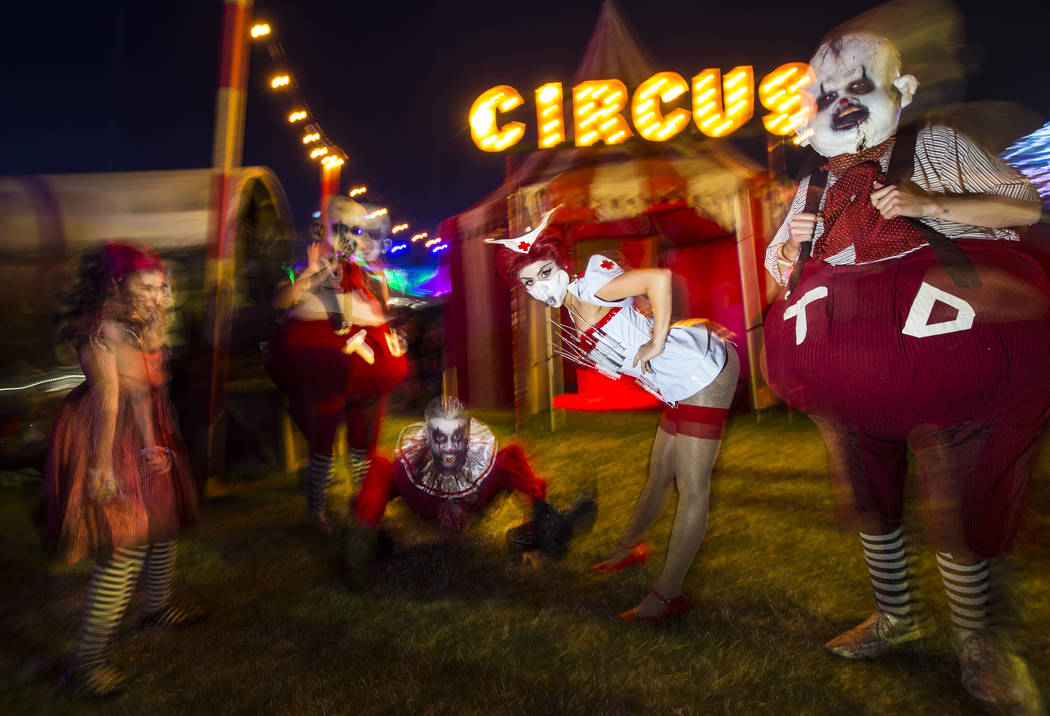 Personajes disfrazados posan durante el primer día del Electric Daisy Carnival en el Motor Spe ...