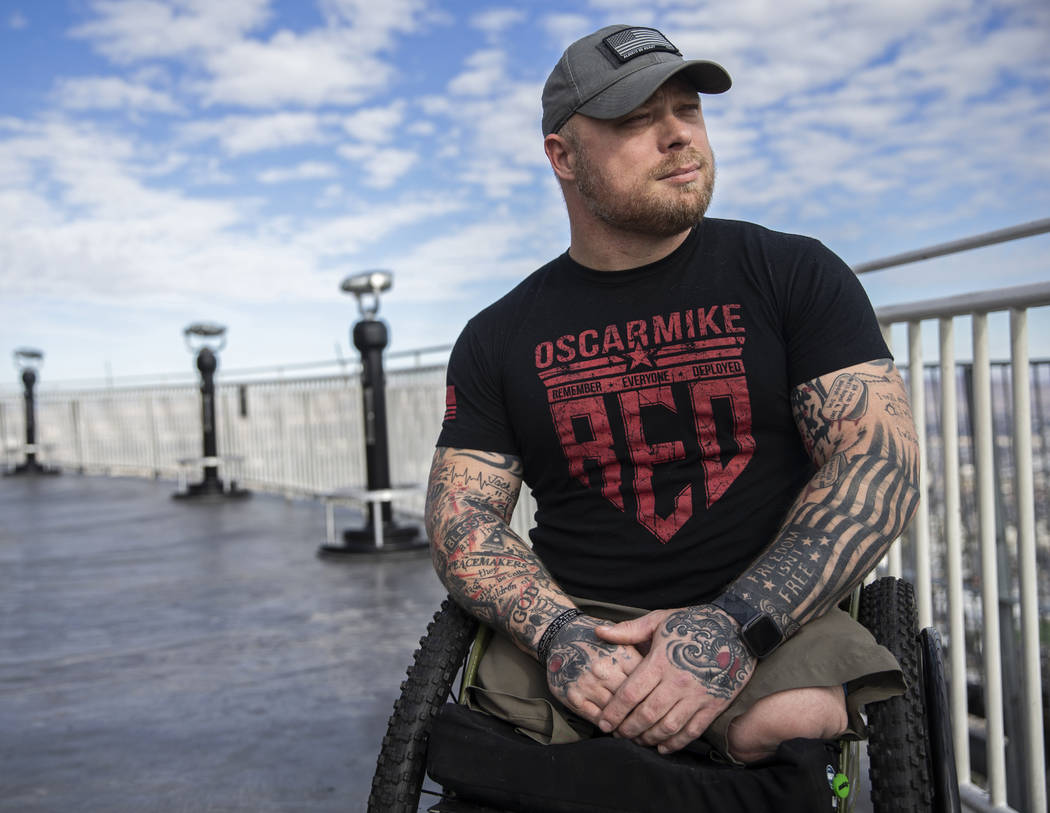 Travis Strong, un veterano del Ejército que perdió ambas piernas durante un ataque en Bagdad, ...