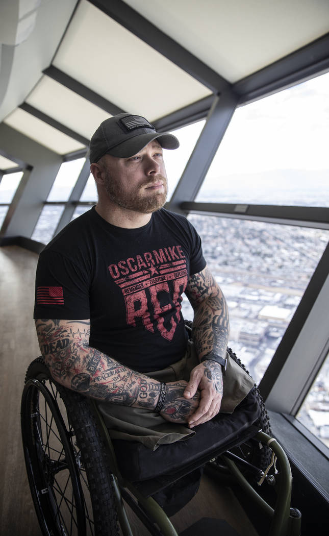Travis Strong, un veterano del Ejército que perdió ambas piernas durante un ataque en Bagdad, ...