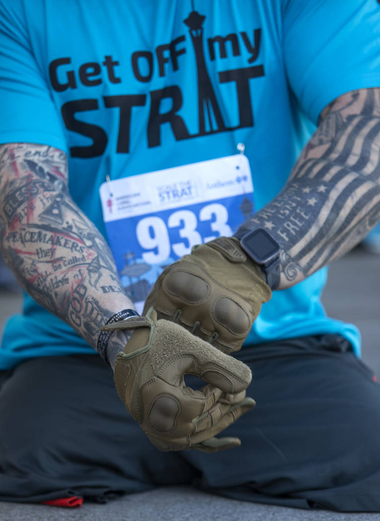 Travis Strong, un veterano que perdió ambas piernas en Bagdad, se pone guantes para proteger s ...