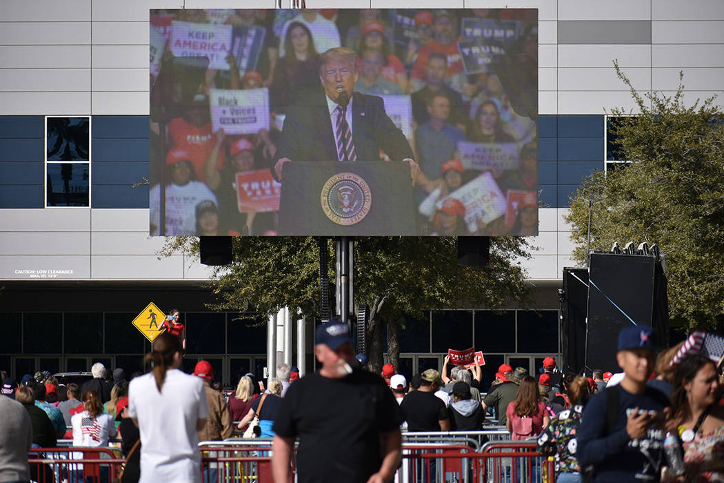 Los seguidores del presidente Donald Trump acudieron en gran número para apoyarlo rumbo a su r ...