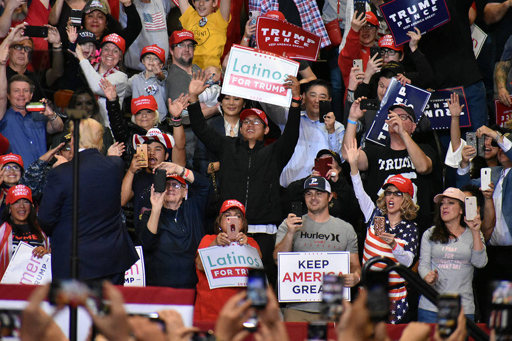 Los seguidores del presidente Donald Trump acudieron en gran número para apoyarlo rumbo a su r ...