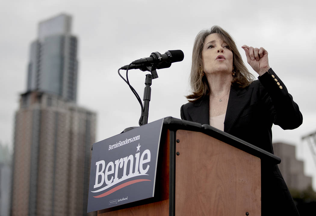 Marianne Williamson apoya al Senador Bernie Sanders durante un evento de campaña el domingo, 2 ...