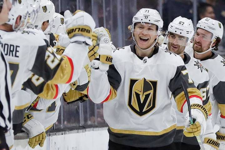 El centro de los Golden Knights de Las Vegas, William Karlsson, celebra después de anotar dura ...